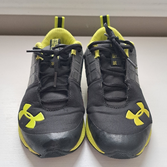 Under Armour KIDS 3.5Y Black and Yellow Athletic Shoes - Picture 2 of 6